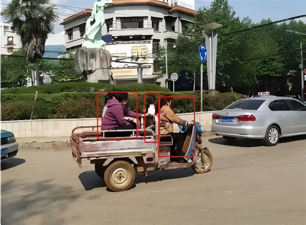 三轮车违规载人识别识别示例