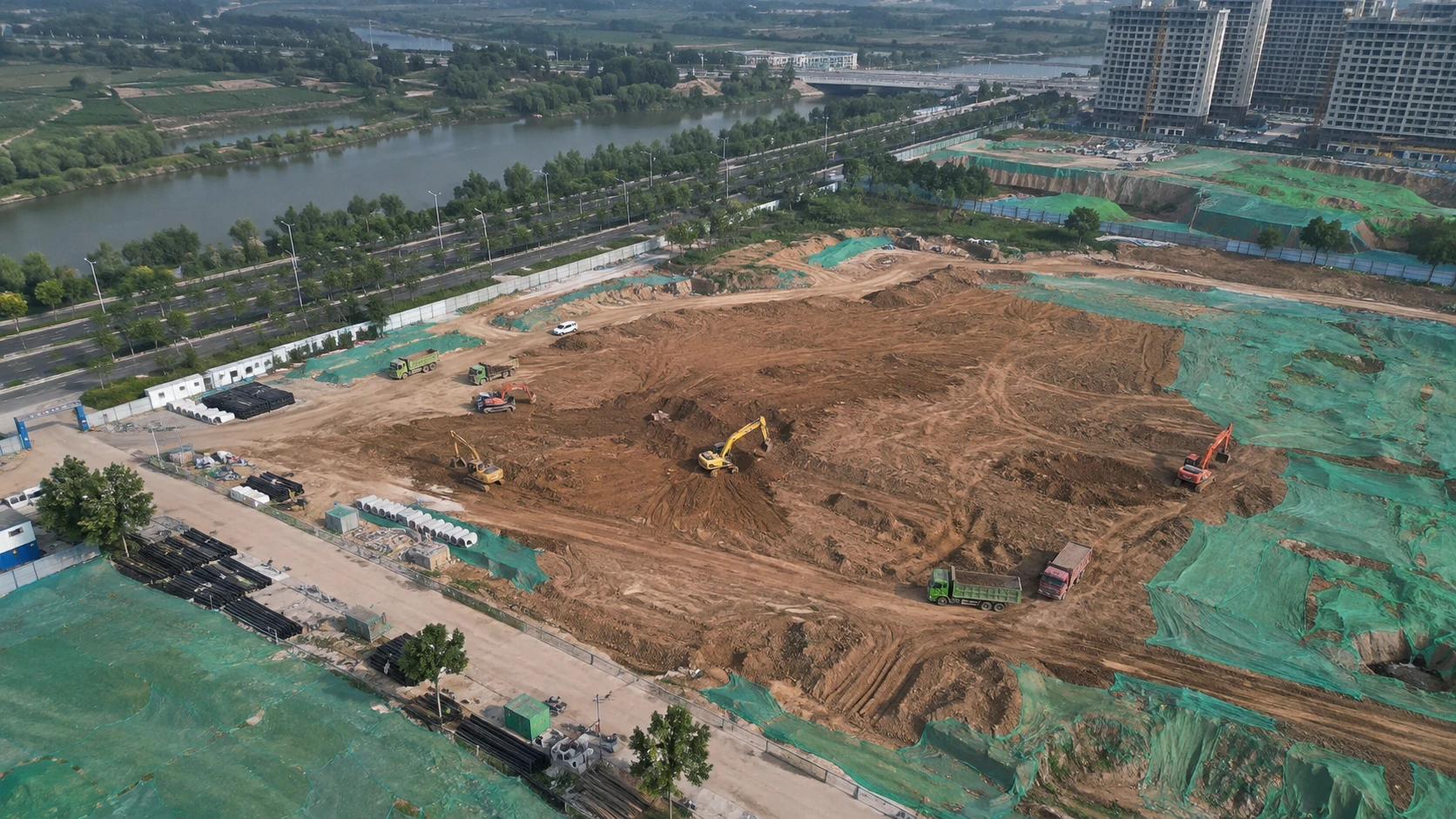 裸土覆盖与扬尘线索巡查:独立无人机航拍场景与红色目标标注示意