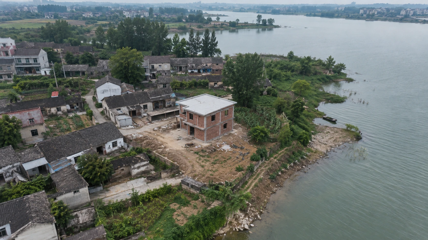 建设与岸线占用变化识别：独立无人机航拍场景与红色目标标注示意