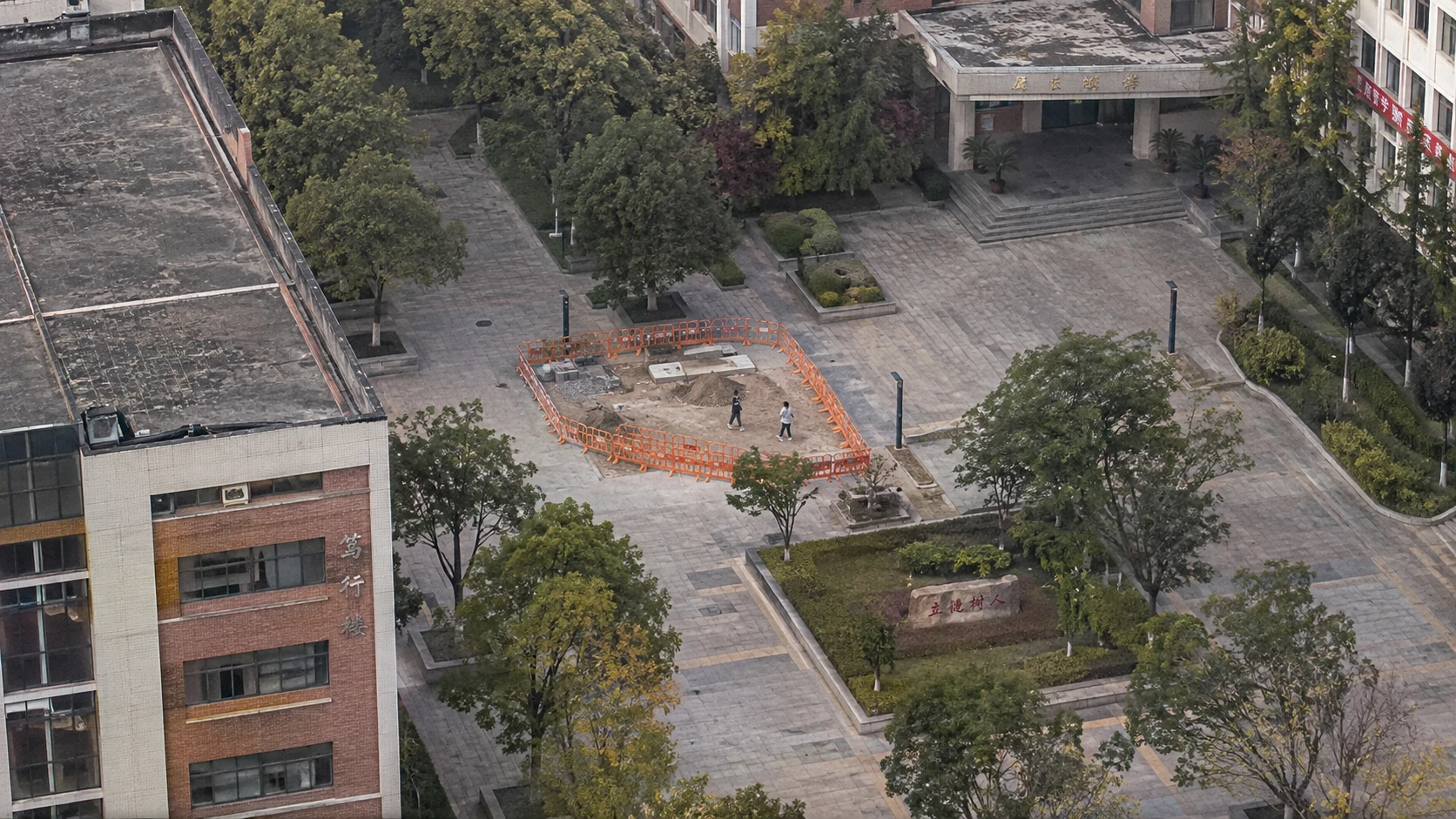 校园周界与禁入区域闯入巡查:独立无人机航拍场景与红色目标标注示意