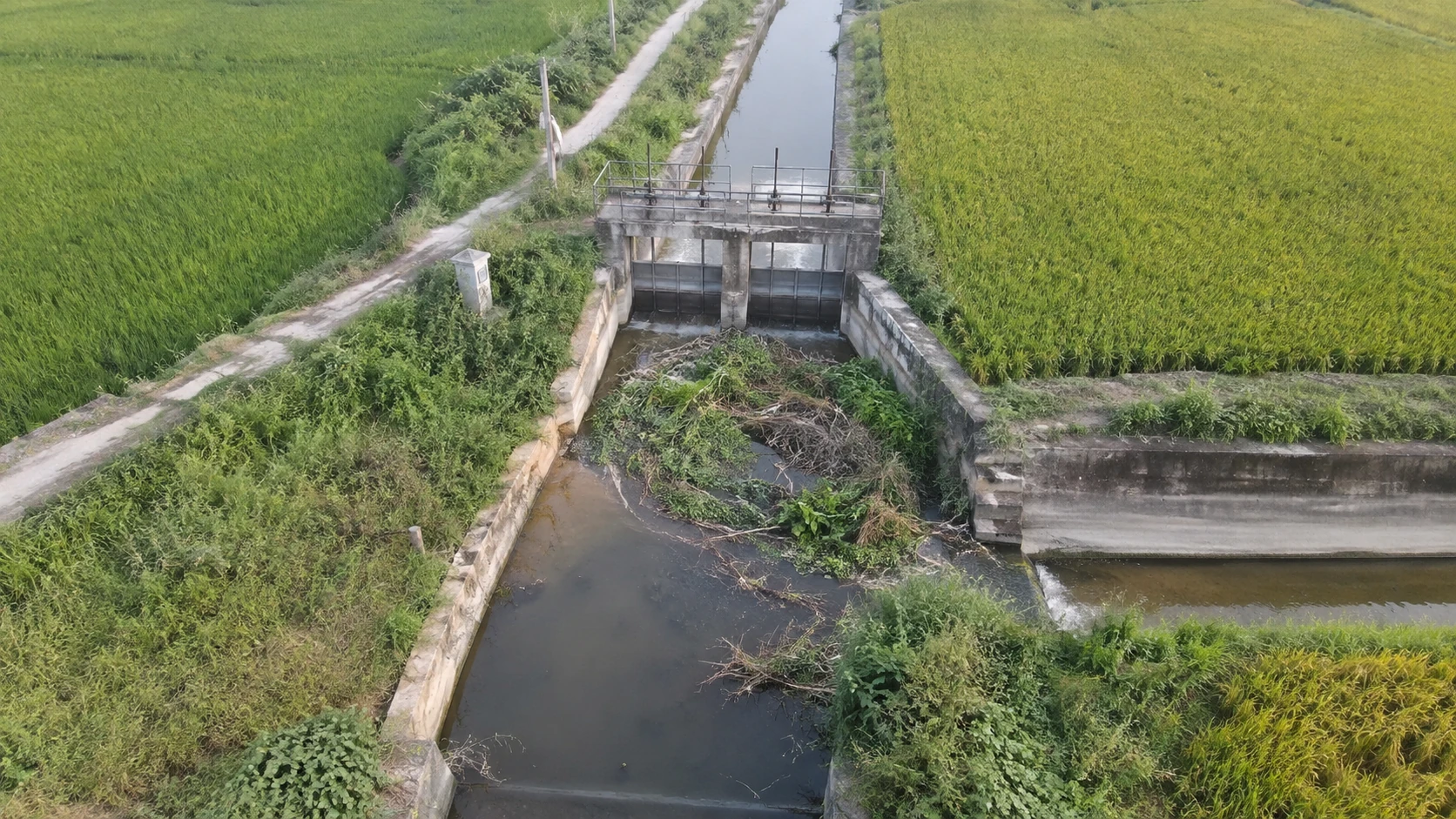 灌渠淤堵巡查:独立无人机航拍场景与红色目标标注示意