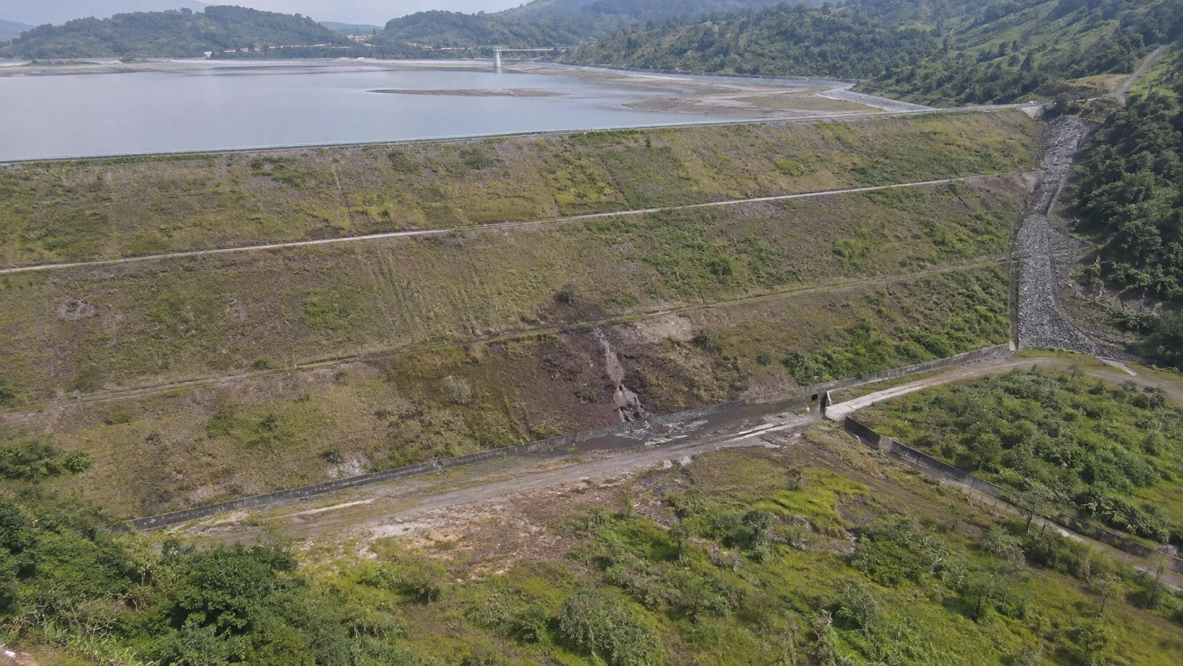 坝脚湿斑与渗流线索巡查:独立无人机航拍场景与红色目标标注示意
