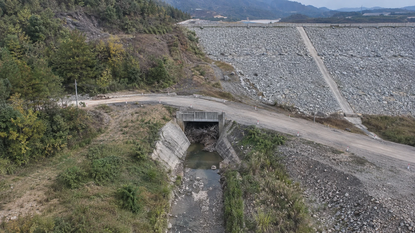 排洪设施淤堵巡查:独立无人机航拍场景与红色目标标注示意