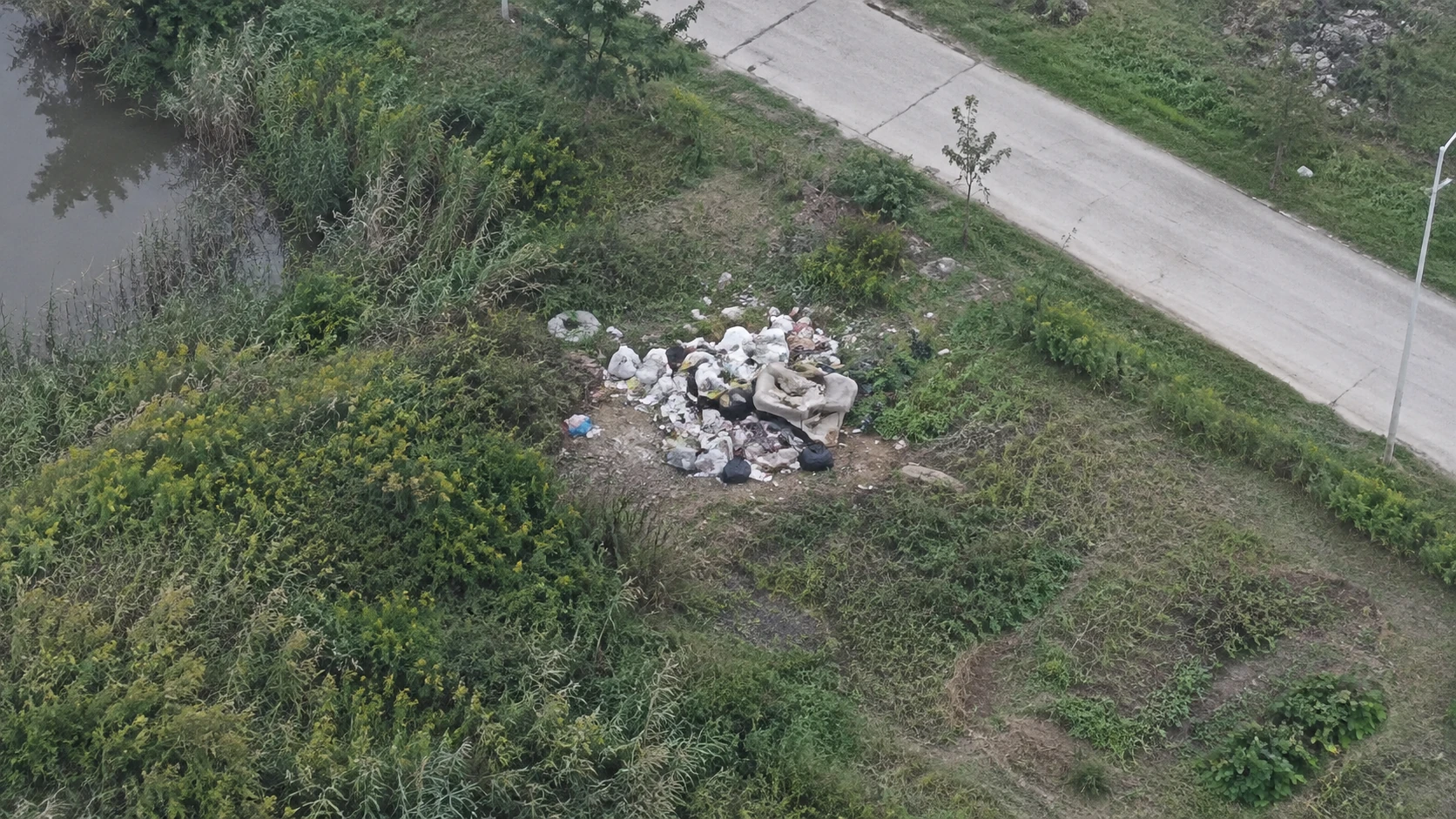 露天倾倒与垃圾暴露巡查:独立无人机航拍场景与红色目标标注示意