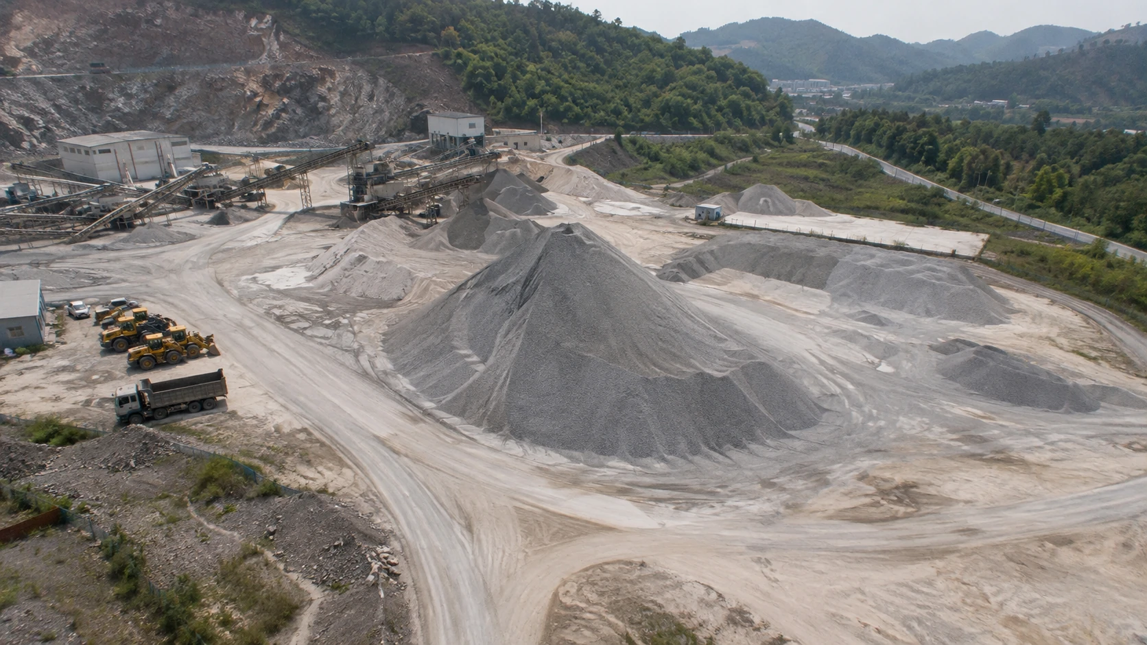 矿区堆场变化分析:独立无人机航拍场景与红色目标标注示意