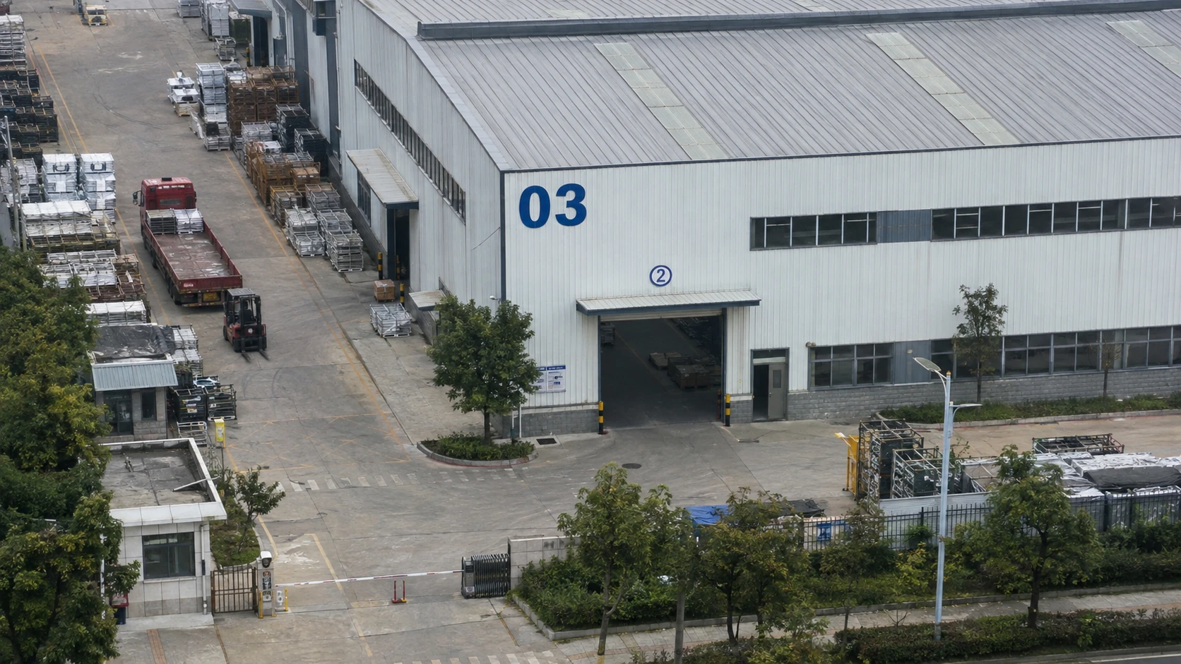 文字 OCR 识别:独立无人机航拍场景与红色目标标注示意