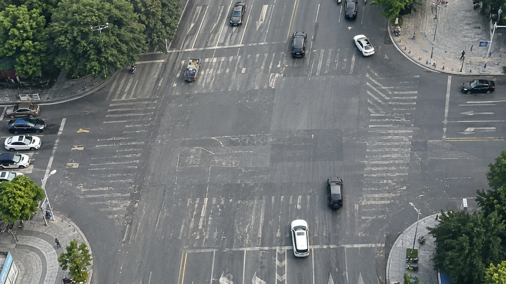 道路标线褪色巡查:独立无人机航拍场景与红色目标标注示意