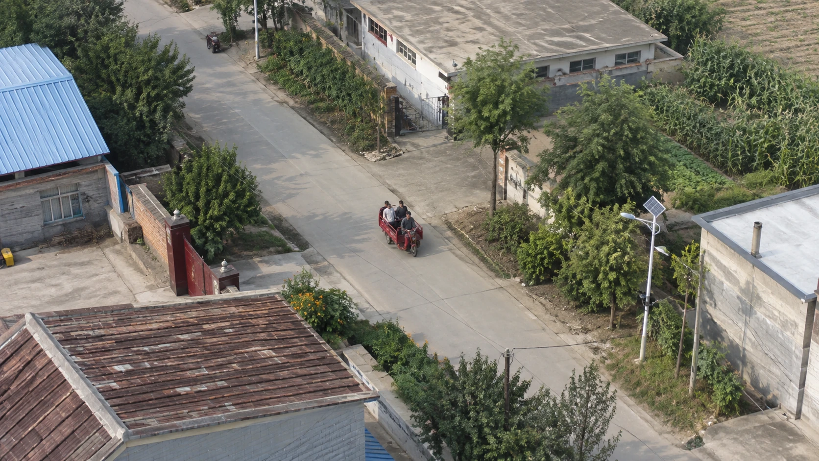 三轮车载员线索巡查：独立无人机航拍场景与红色目标标注示意